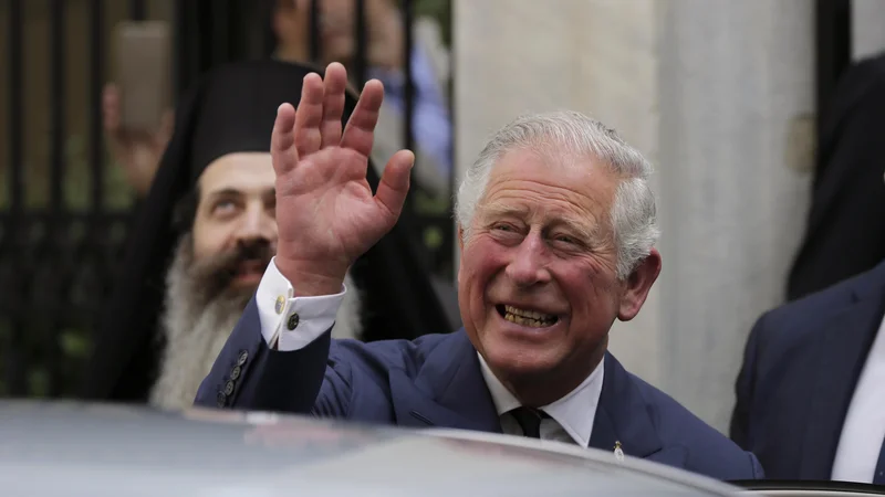 Fotografija: Iz Kensigtonske palače so sporočili, da bo Meghan pred oltar namesto očeta Thomasa pospremil Harryjev oče, princ Charles. FOTO: AP