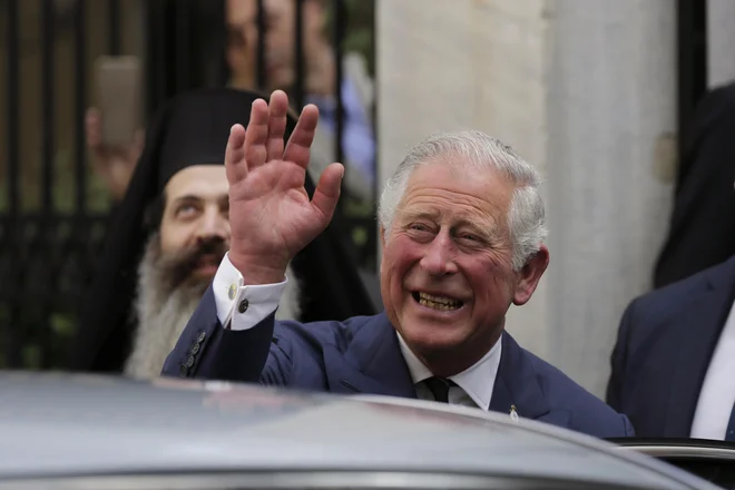 Iz Kensigtonske palače so sporočili, da bo Meghan pred oltar namesto očeta Thomasa pospremil Harryjev oče, princ Charles. FOTO: AP