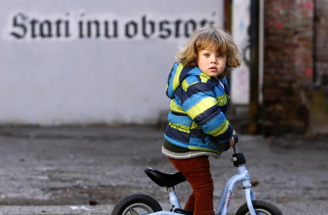Ko stopi na ulico, ko se vključi v skupino otrok v vrtcu ali šolskem razredu, zakoraka v javnost. FOTO Matej Družnik/Delo
