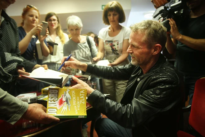 Jo Nesbø podpisuje knjige v Konzorciju. FOTO: Jure Eržen/Delo