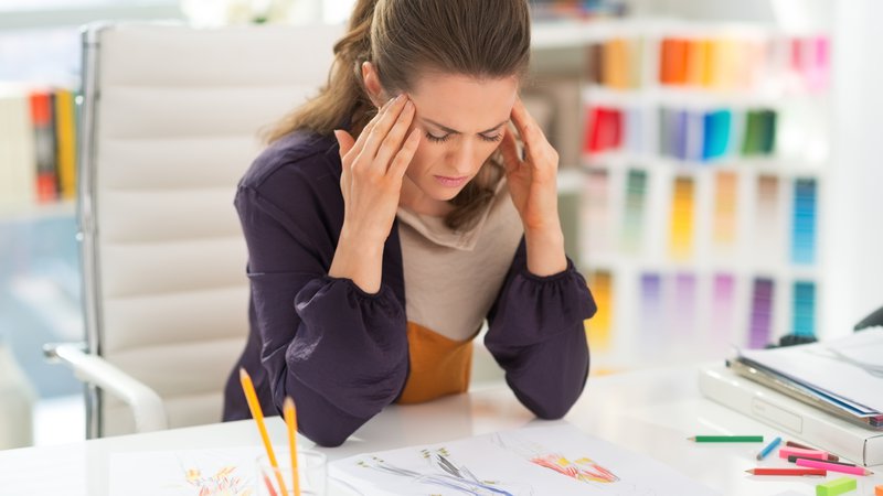 Fotografija: Ljudje, ki trpijo za migrenami, so pogosto nesposobni opravljati delo. FOTO: Shutterstock