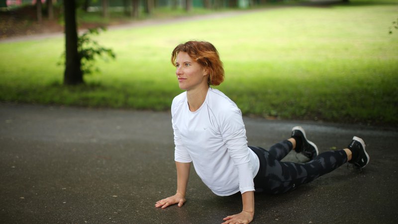 Fotografija: Brigita Langerholc nekdanja atletinja, je danes učiteljica naravnega gibanja, predvsem joge, in izvajalka metode Body reset. FOTO Jure Eržen