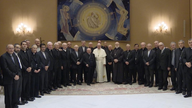 Fotografija: Papež Frančišek s čilskimi škofi med srečanjem v Vatikanu. FOTO: /Ap