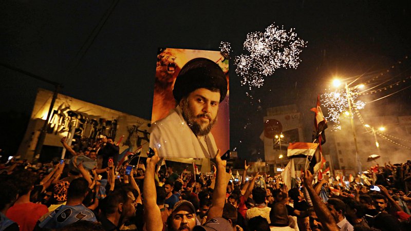 Fotografija: Privrženci Moktada al Sadra so ta teden bučno proslavljali presenetljivo zmago njegove koalicije na iraških parlamentarnih volitvah. FOTO: AP