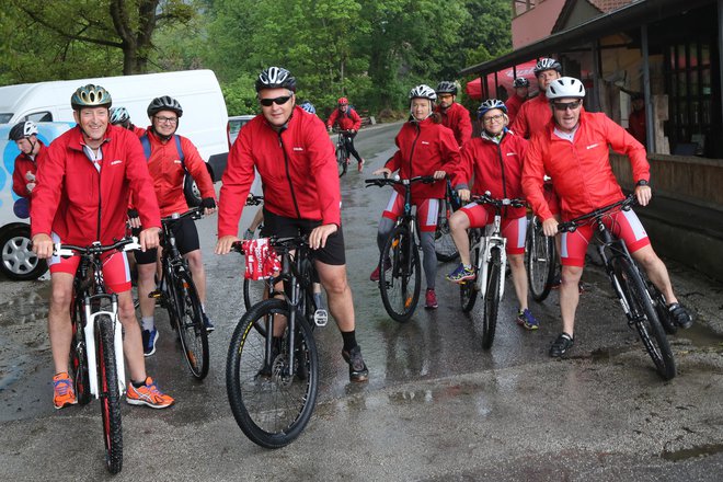 Vodstvo SD pred volitvami kolesari po Sloveniji, ne glede na dež ali sonce, so se odločili, da prevozijo dobrih 1500 kilometrov.   FOTO: Tomi Lombar