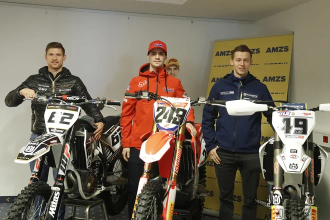 V Nemčiji bosta danes na kvalifikacijah in jutri na dirki tekmovala Tim Gajser in Klemen Gerčar. Jernej Irt se je nadejal, da bo nared, a koleno, ki si ga je poškodoval na začetku sezone, še ni 100-odstotno. FOTO: Leon Vidic/Delo