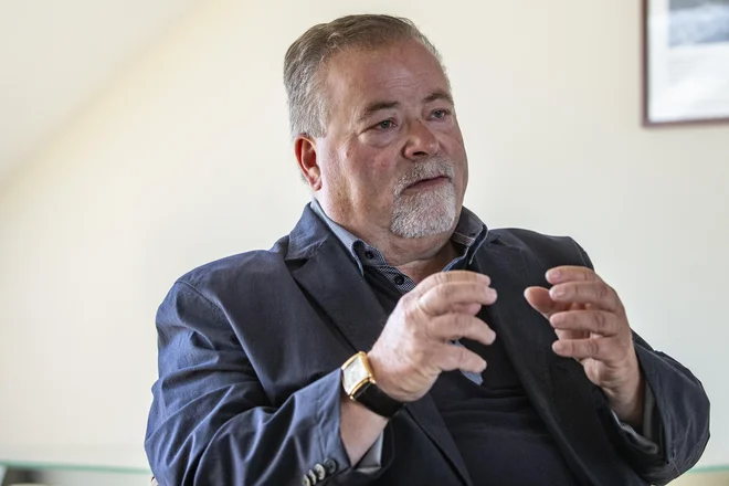 Rudi Pavšič, predsednik Slovenske kulturno-gospodarske zveze, med okroglo mizo na Inštitutu za narodnostna vprašanja. FOTO: Voranc Vogel/Delo