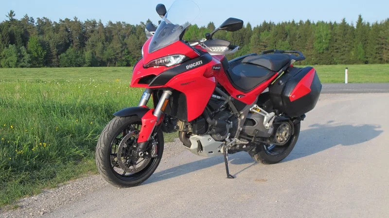 Fotografija: Nova multistrada 1260 S ima več motorne moči, večjo medosno razdaljo, daljšo zadnjo nihajko, novi kolesi in možnost povezovanja s pametnimi napravami. FOTO: Blaž Kondža