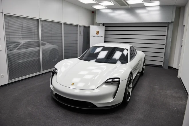 Električni porsche mission E napoveduje naslednje številke: moč 440 KW, pospešek od 0 do 100 km/h 3,5 sekunde, največja hitrost čez 250 km/h, doseg 500 km&nbsp;... FOTO: Andrej Brglez
