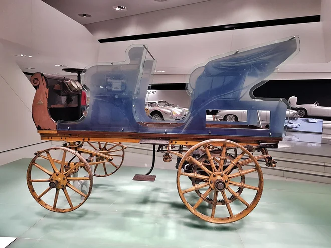 Ferdinand Porsche je bil snovalec prvega hibridnega vozila na svetu, v muzeju pa je na ogled tudi porsche P1 (Egger Lohner), prvi porsche, ki je bil nekoč povsem električen. FOTO: Andrej Brglez