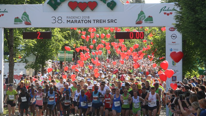 Fotografija: Maratona treh src se letos udeležuje več kot 8000 udeležencev. Foto Tadej Regent/Delo
