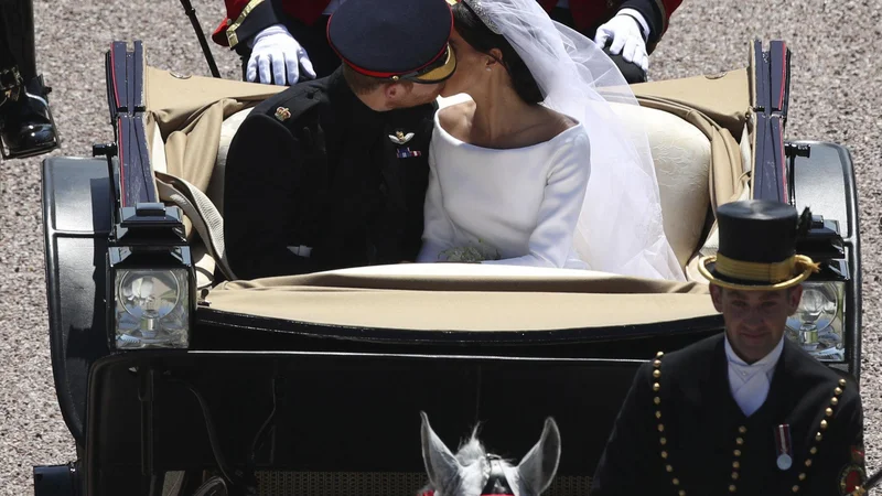 Fotografija: Poljub sta si izmenjala tudi med vožnjo s kočijo po Windsorju. FOTO: Yui Mok/Ap