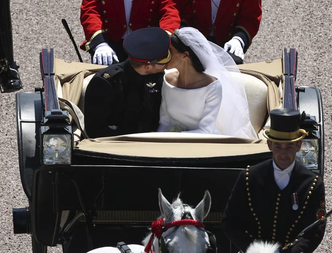Poljub sta si izmenjala tudi med vožnjo s kočijo po Windsorju. FOTO: Yui Mok/Ap