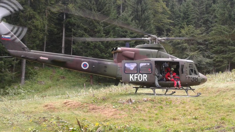 Fotografija: Pokojni je bil opoldan prijavljen kot pogrešan, po iskanju z vojaškim helikopterjem pa je bil pod planinsko potjo mrtev najden v skalni grapi. FOTO: GRS Tržič
