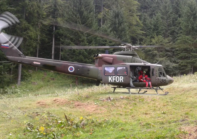 Pokojni je bil opoldan prijavljen kot pogrešan, po iskanju z vojaškim helikopterjem pa je bil pod planinsko potjo mrtev najden v skalni grapi. FOTO: GRS Tržič