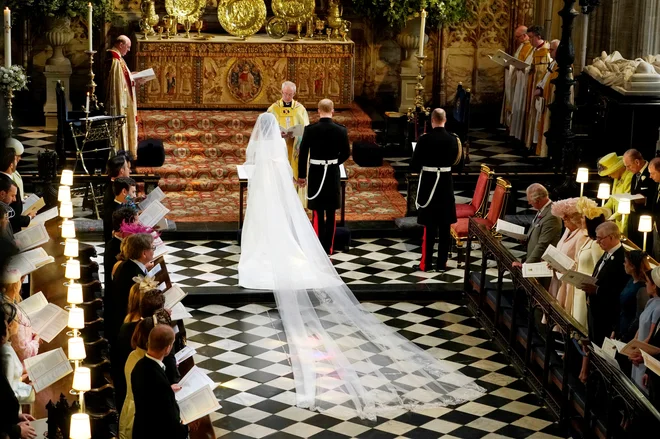 Nevesta je izbrala obleko britanske oblikovalke Clare Waight Keller.
