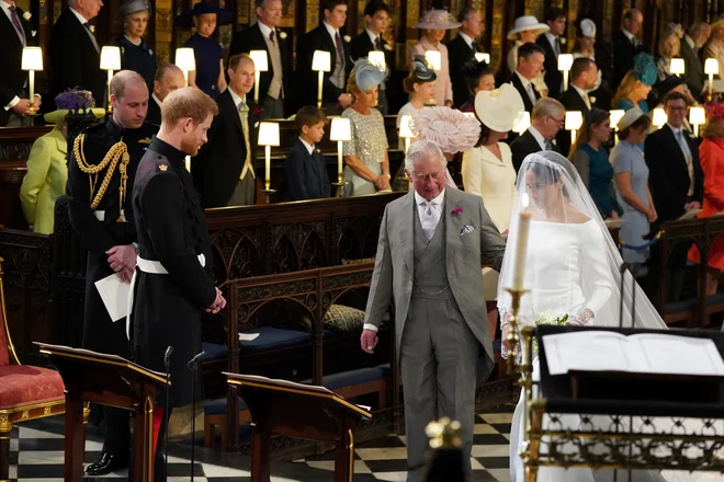 Nevesto je do oltarja pospremil princ Charles.