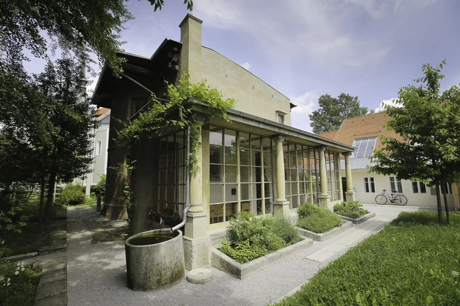 Ob prizidku je dal mojster Plečnik dozidati zimski vrt, na južni strani pred njim pa betonske grede za sadike, zelišča in začimbnice.