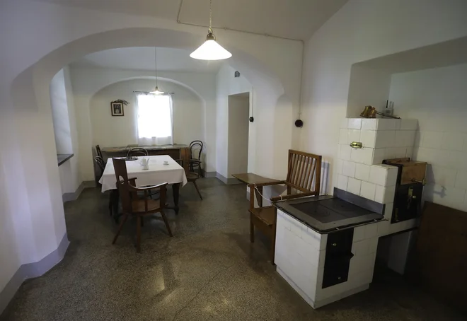 Jožetu Plečniku ni uspelo, da bi hiša postala dom zanj in vse njegove sorojence, kuhinja pa prostor, kjer bi se srečevali.