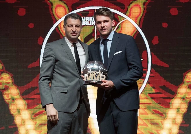Luka Dončić je nagrado prejel iz rok legendarnega Theodoroasa Papaloukasa. FOTO: Evroliga