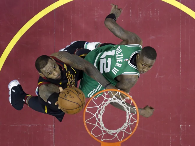 LeBron James je še pravočasno zavihal rokave. Foto&nbsp;Tony Dejak/AP