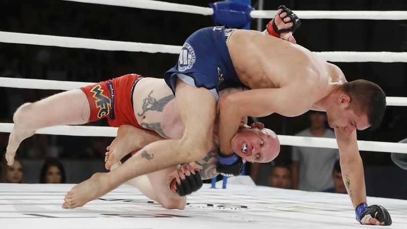 Fotografija: V slovenskem obračunu večera je Marko Vardjan po hudem boju v tretji rundi z davljenjem prisilil k vdaji za mnoge favoriziranega Bojana Kosednarja. Foto Leon Vidic/Delo