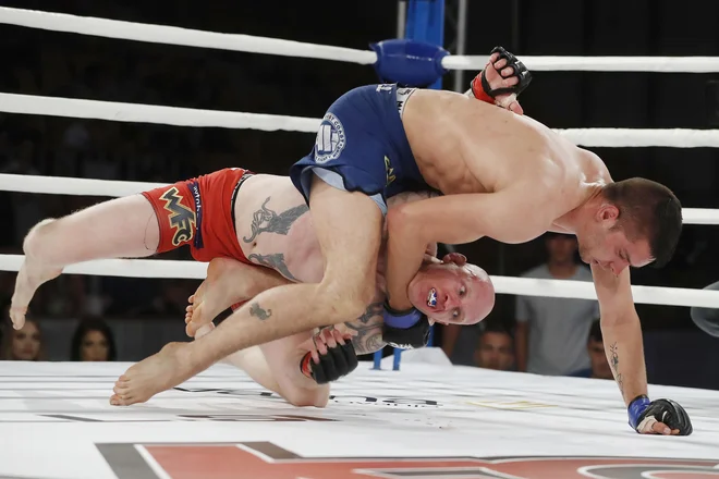 V slovenskem obračunu večera je Marko Vardjan po hudem boju v tretji rundi z davljenjem prisilil k vdaji za mnoge favoriziranega Bojana Kosednarja. Foto Leon Vidic/Delo