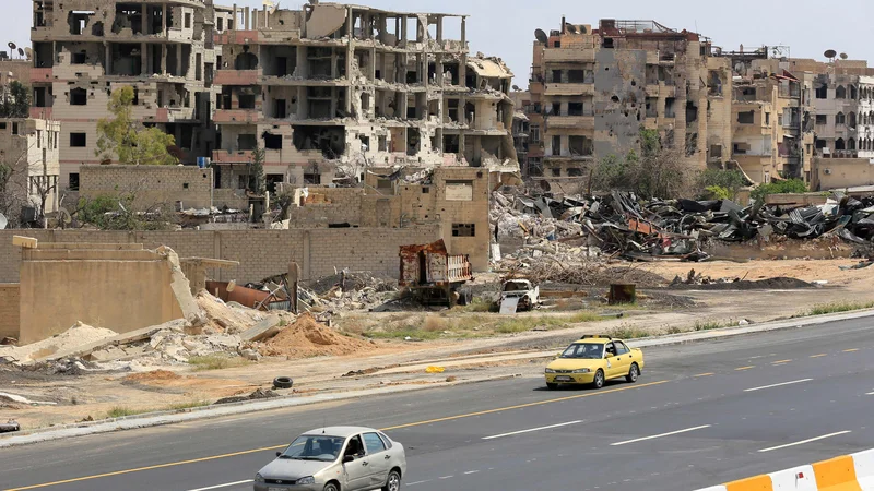 Fotografija: Doslej je po bilo navedbah observatorija v bojih ubitih približno 250 pripadnikov vladnih sil in 233 borcev IS. FOTO: AFP