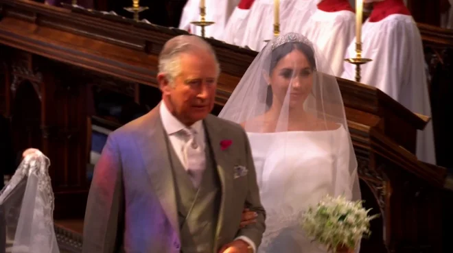 Princ Charles je Meghan popeljal do oltarja. FOTO: Youtube/