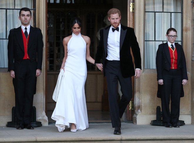 Meghan Markle in princ Harry sta se po poroki in sprejemu na gradu Windsor preoblekla preden sta se podala na večerjo v  Frogmore.