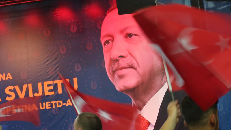 Fotografija: Erdogan je zbrane pozval, naj varujejo svoja vero in jezik: »Če to izgubite, boste izgubili sebe«. FOTO: Tomi Lombar/Delo