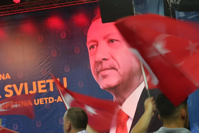 Erdogan je zbrane pozval, naj varujejo svoja vero in jezik:&nbsp;&raquo;Če to izgubite, boste izgubili sebe&laquo;. FOTO: Tomi Lombar/Delo