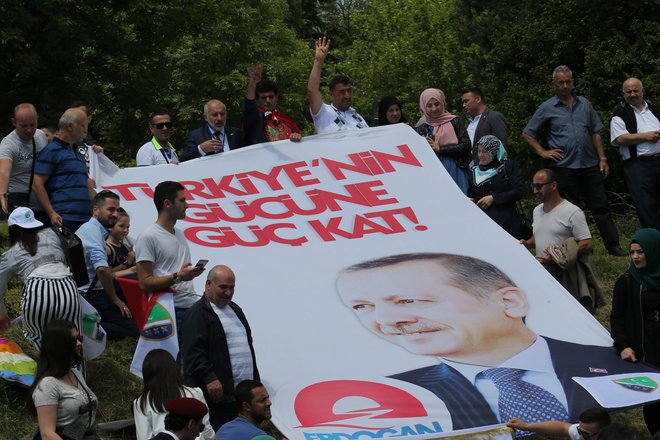 Predsedujoči predsedstvu BiH Bakir Izetbegović je Erdogana označil za božjega odposlanca.