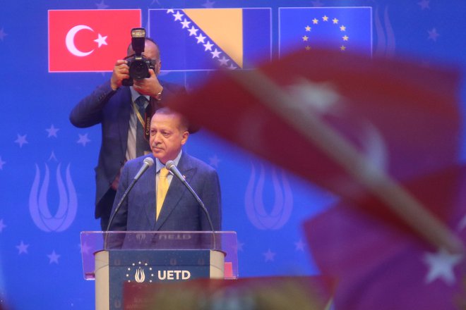 »Ste me pripravljeni podpreti z rekordnim številom glasov?« je navzoče vprašal Erdogan in volitve označil za odločitev o prihodnjem stoletju Turčije.
