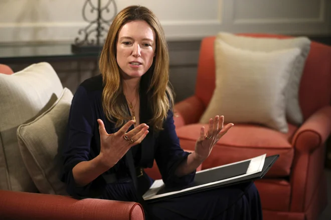 Kreativna direktorica Givenchyja, prva v zgodovini te francoske modne hiše Clare Waight Keller, je avtorica najbolj pričakovane poročne obleke leta 2018. FOTO: Hannah Mckay/AP