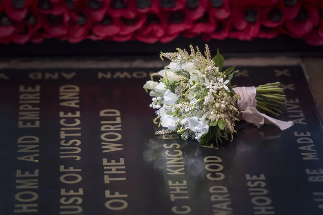 Čeprav se princ Harry in Meghan Markle nista poročila v Westminstrski opatiji, je bil njen šopek, tako kot je tradicijo leta 1923 začela kraljica mati, položen na grob neznanega junaka. FOTO: Victoria Jones/AP