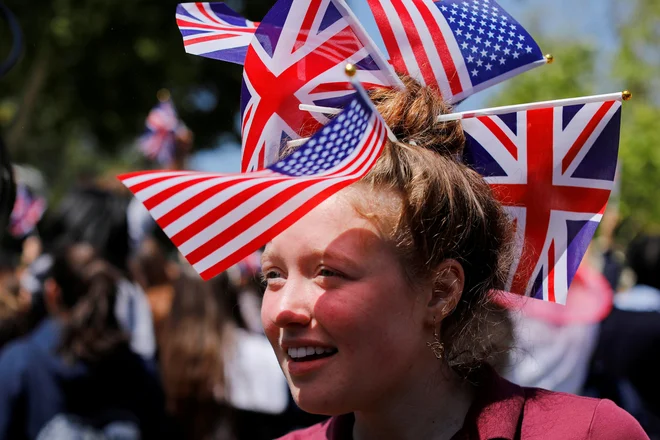 Kraljevo poroko so proslavili tudi učenci srednje šole Immaculate Heart v Los Angelesu, ki jo je nekoč obiskovala Meghan Markle. FOTO: Mike Blake/Reuters