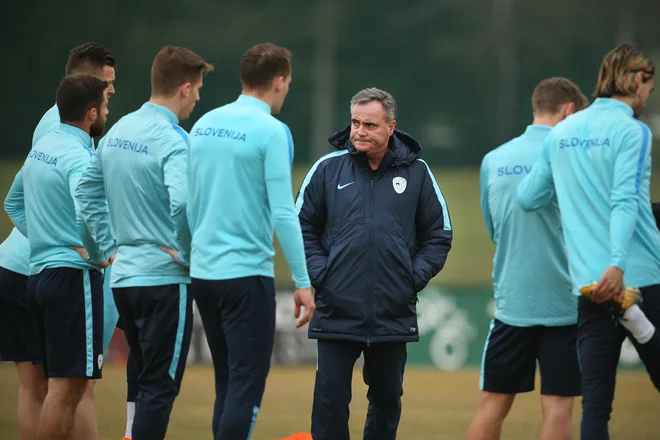 Slovenska reprezentanca bo 2. junija gostovala v Podgorici, selektor Tomaž Kavčič pa bo zanesljivo spremenil seznam igralcev &ndash; v primerjavi z zadnjo akcijo v Stožicah &ndash;, s katerimi bo računal v prijateljski tekmi s Črno goro.
