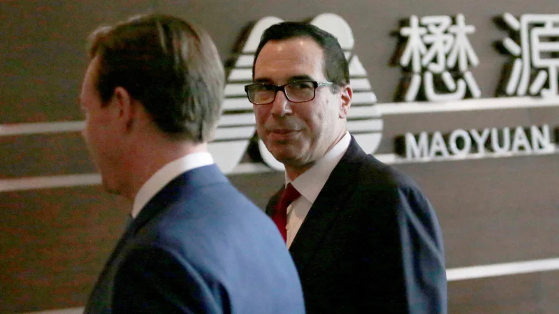 Fotografija: Ameriški finančni minister Steven Mnuchin (desno) je oznanil, da so pogajanja obrodila sadove, saj je trgovinska vojna s Kitajsko odložena. FOTO: Jason Lee/Reuters