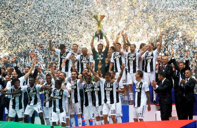 Konec minulega tedna je Gigi Buffon v majici Juventusa takole proslavil sedmi zaporedni naslov najboljšega v Italiji (desno)