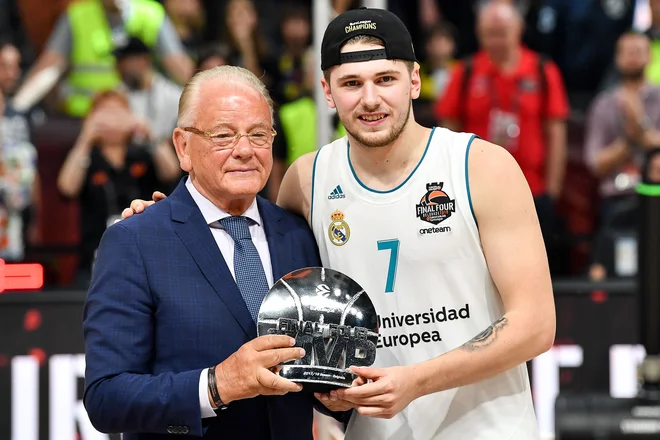 Luka Dončić je nagrado prejel iz rok legendarnega trenerja Dušana Ivkovića. FOTO: Andrej Isakovic/AFP