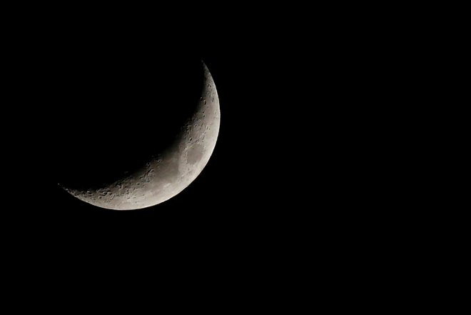 Kaj skriva temna stran Lune? FOTO: Muhammad Hamed/Reuters