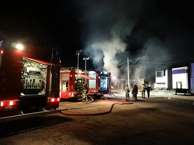 Posredovali so gasilci GB Ljubljana in PGD Zg. Šiška, ki so požar pogasili. FOTO: Pgd Zgornja Šiška/