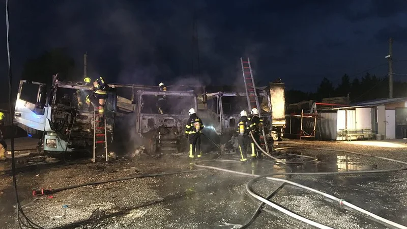 Fotografija: Ob 3.50 so na parkirišču ob Drabosnjakovi ulici v Šiški v Ljubljani gorela štiri tovorna vozila. FOTO: Pgd Zgornja Šiška/