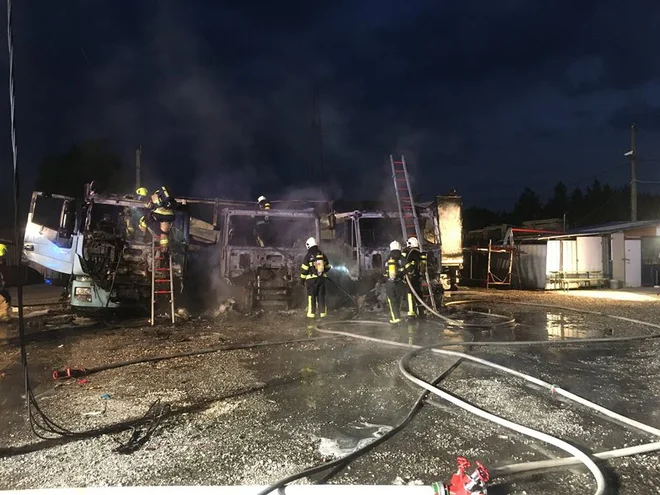 Ob 3.50 so na parkirišču ob Drabosnjakovi ulici v Šiški v Ljubljani gorela štiri tovorna vozila. FOTO: Pgd Zgornja Šiška/