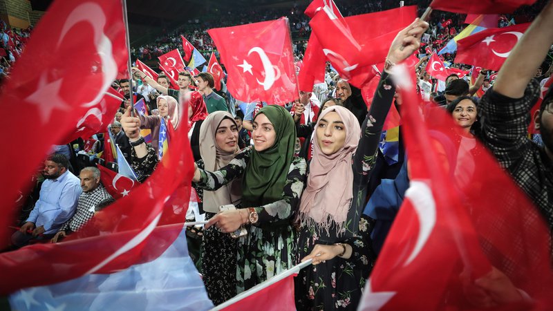 Fotografija: Zbrani v dvorani Zetra so ob mahanju s turškimi zastavami, peli pesmi in ponavljali Erdoganovo ime, manjše skupine pa so pele Erdogan, sultan. FOTO: Oliver Bunic/Afp
