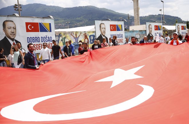 »Ste me pripravljeni podpreti z rekordnim številom glasov?« je navzoče vprašal Erdogan in volitve označil za odločitev o prihodnjem stoletju Turčije. FOTO: Dado Ruvic/Reuters