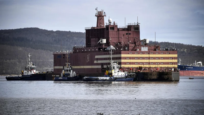 Fotografija: Plavajočo nuklearko Akademik Lomonosov so vlačilci v soboto odvlekli iz ruskega mesta Sankt Peterburga na leto dni dolgo pot proti Murmansku. Foto AFP