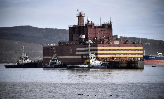 Plavajočo nuklearko Akademik Lomonosov so vlačilci v soboto odvlekli iz ruskega mesta Sankt Peterburga na leto dni dolgo pot proti Murmansku. Foto AFP
