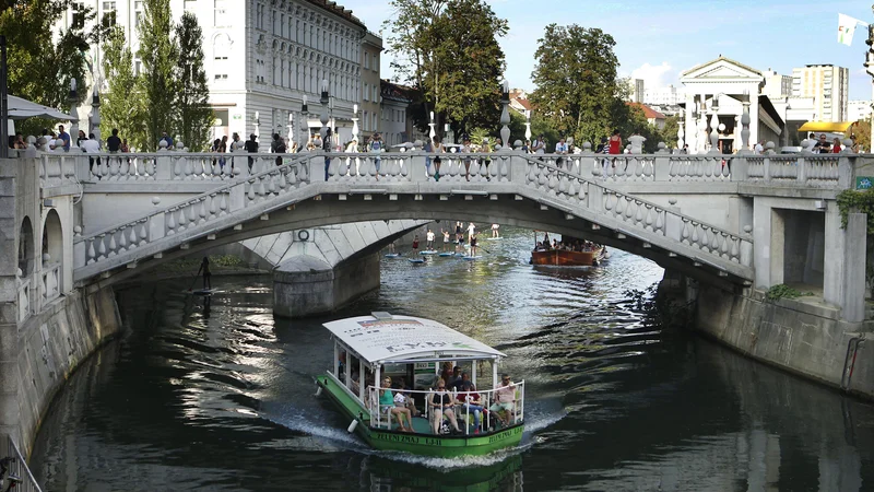 Fotografija: Po Ljubljanici zdaj vozi 15 turističnih ladjic. FOTO: Leon Vidic/Delo